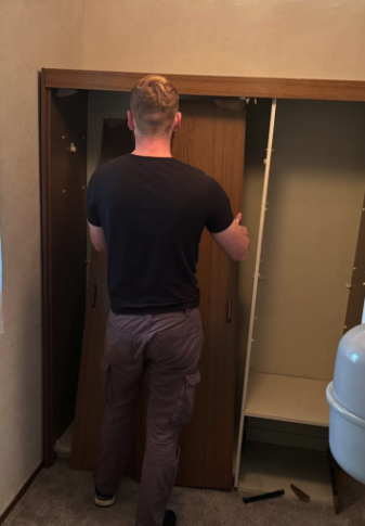 Kast aan het slopen bij een woningontruiming in Assen